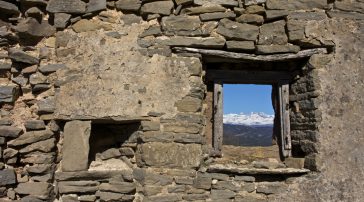 Bagüeste a pie desde Las Bellostas ventana casa abandonada con vistas del Pirineo